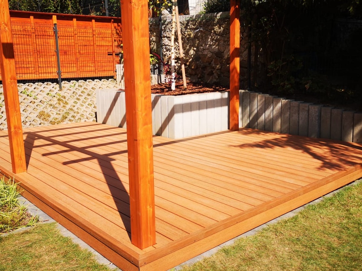Pergola z drewna BSH i taras z deski kompozytowej