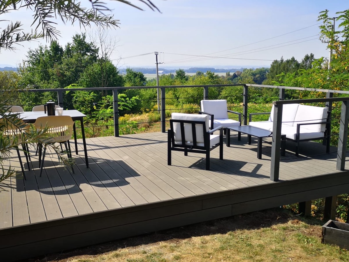 Taras z deski kompozytowej, wraz z podkonstrukcją z drewna KVH