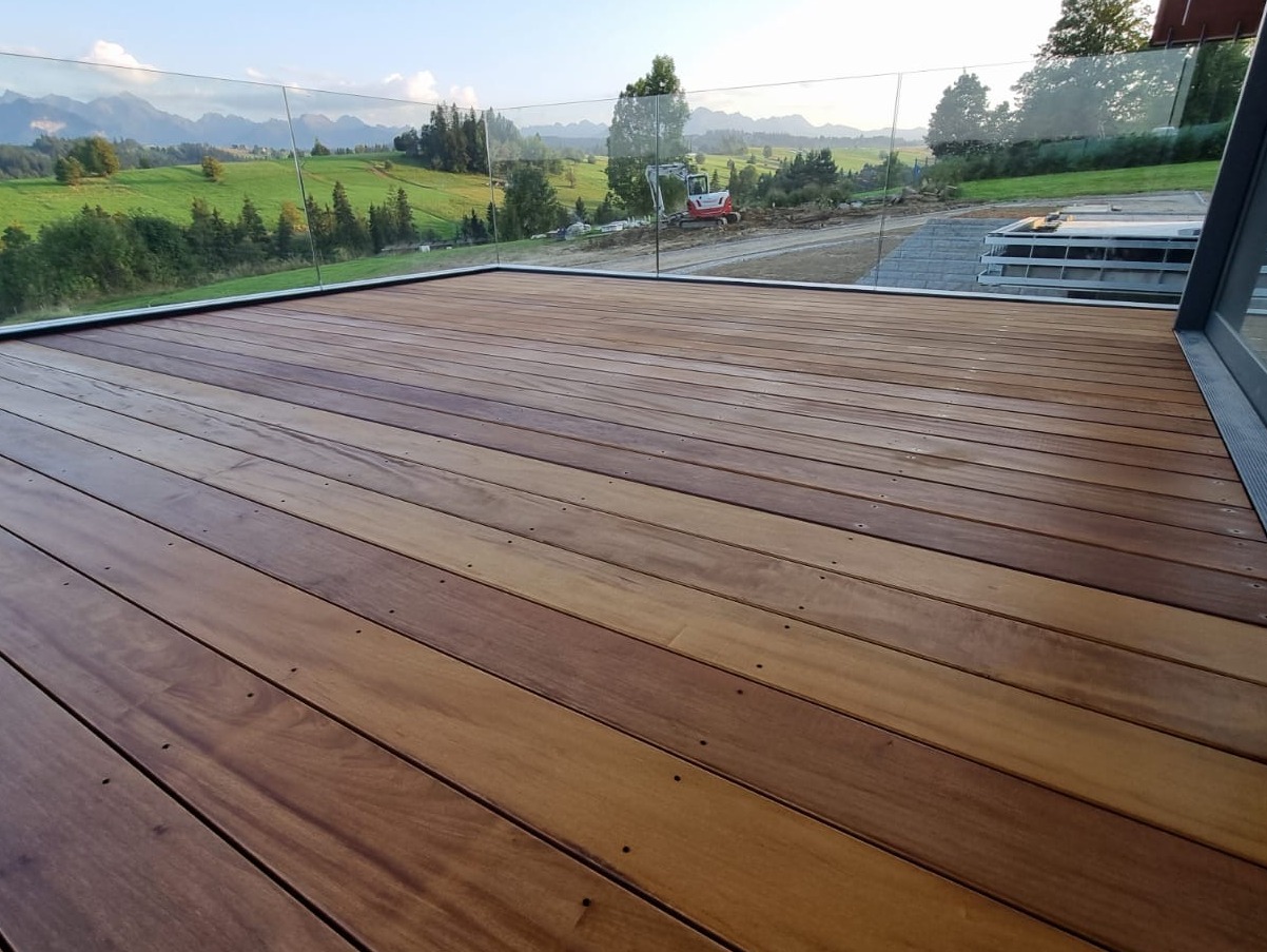 Taras na Podhalu. Drewno egzotyczne Garapa, deska gładka