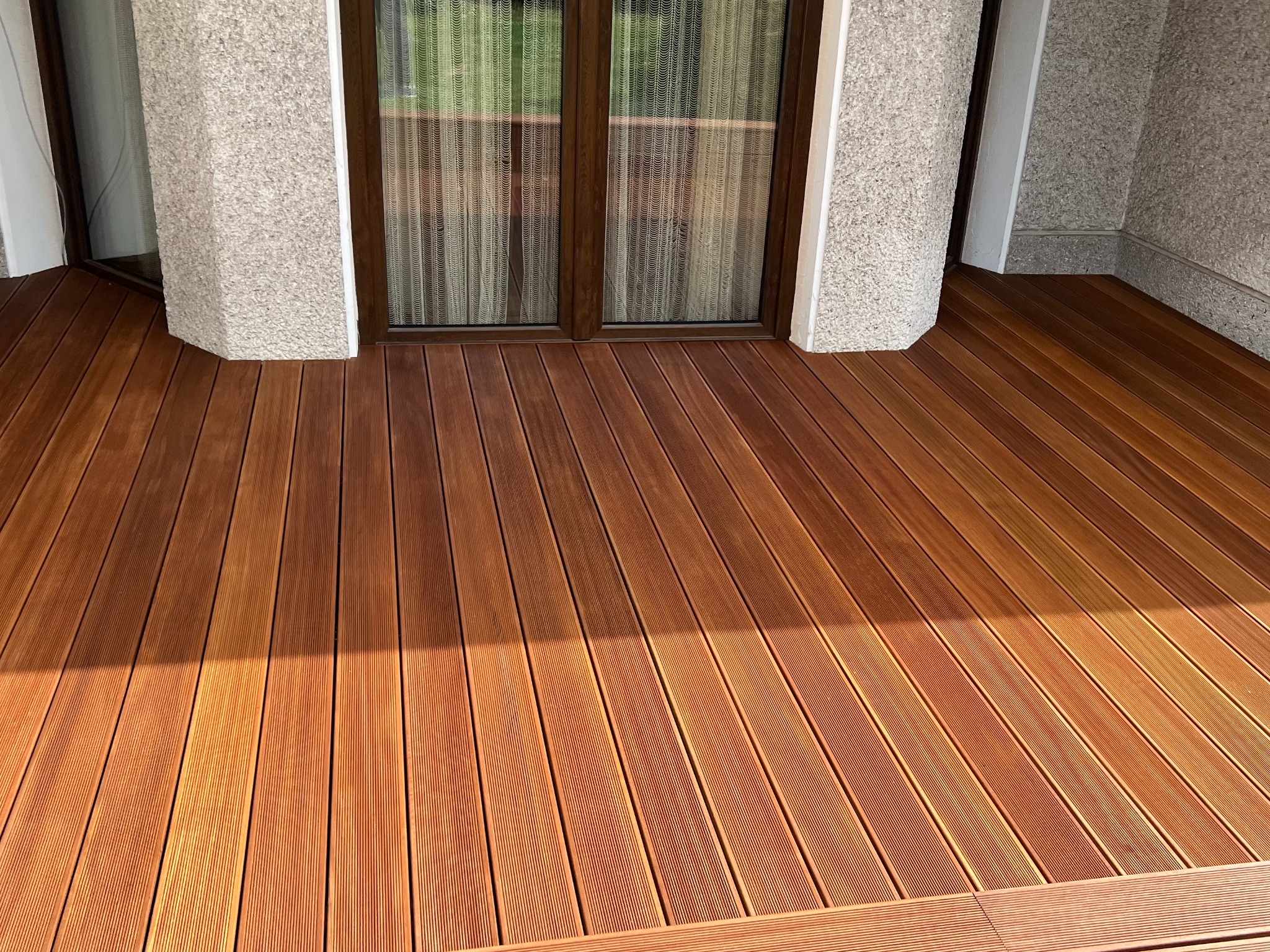 Taras z drewna egotycznego Bangkirai, deska z drobnym ryflem.