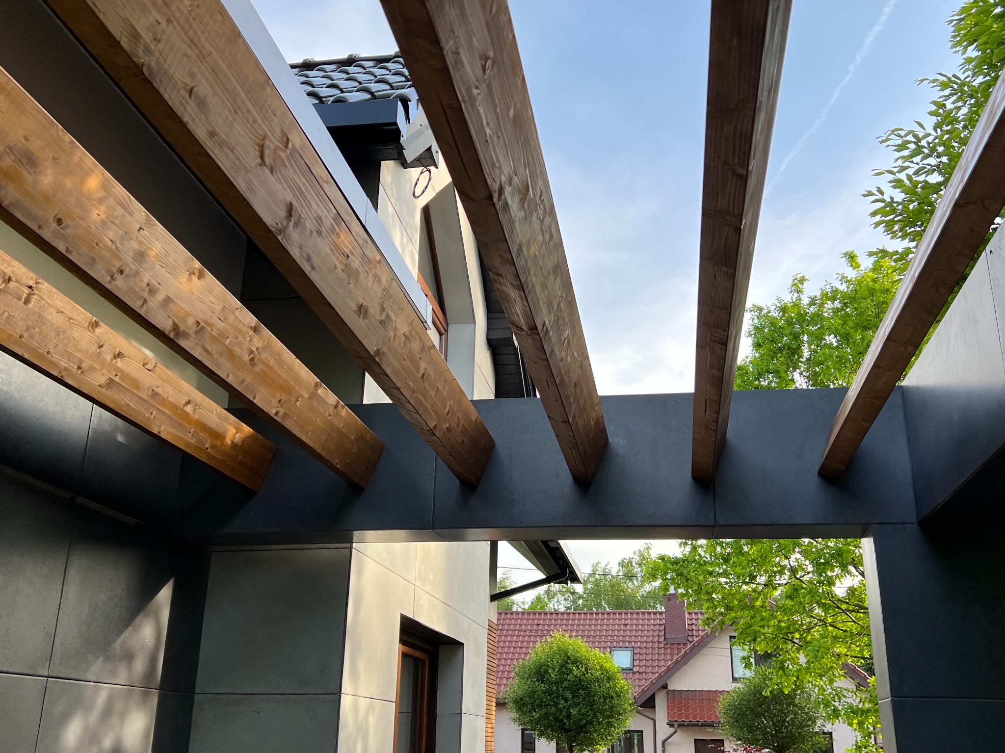 Wiata parkingowa, akcenty z drewna konstrukcyjnego BSH