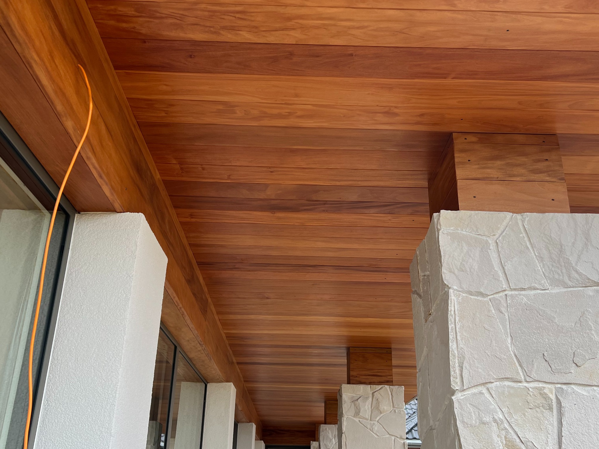 Podbitka i elewacja z drewna egzotycznego Garapa.