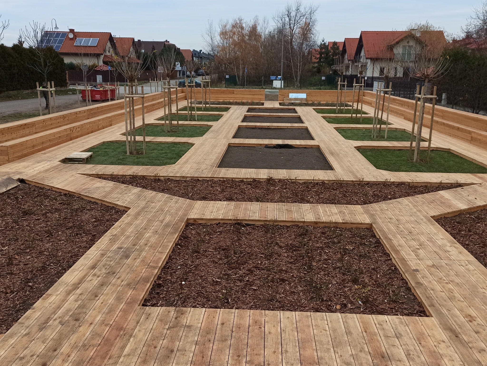 Ścieżki w parku, deska z modrzewia Syberyjskiego, ryflowanego.