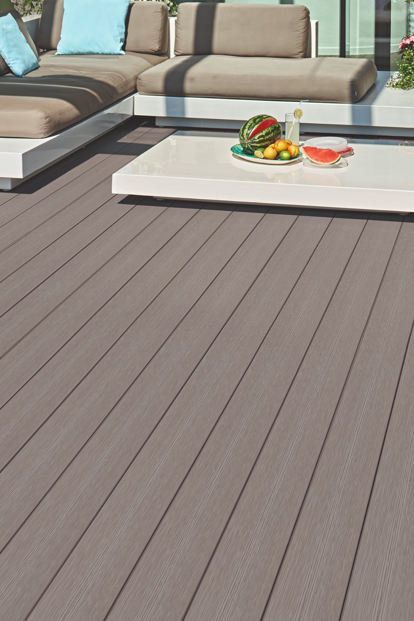 Taras z deski kompozytowej z powłoką plamoodporną.