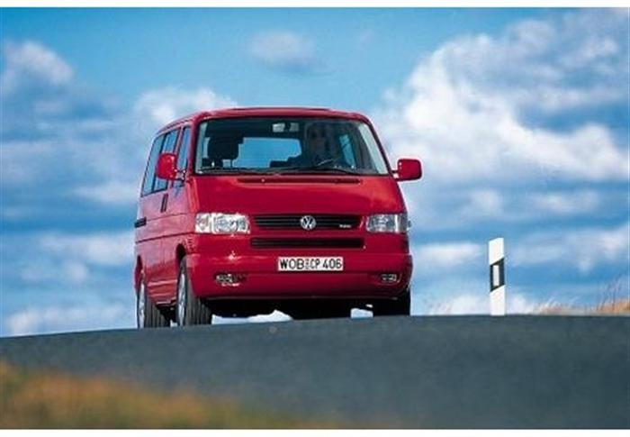 Czerwony Volkswagen Transporter T4 na drodze, widok z przodu, niemiecka tablica rejestracyjna WOB CP 406, biało-czarny słupek drogowy po prawej stronie.