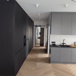 PROJEKT MG MARCIN GURTAT - Kuchnia lakierowana wraz z zabudową fornirowaną na AGD