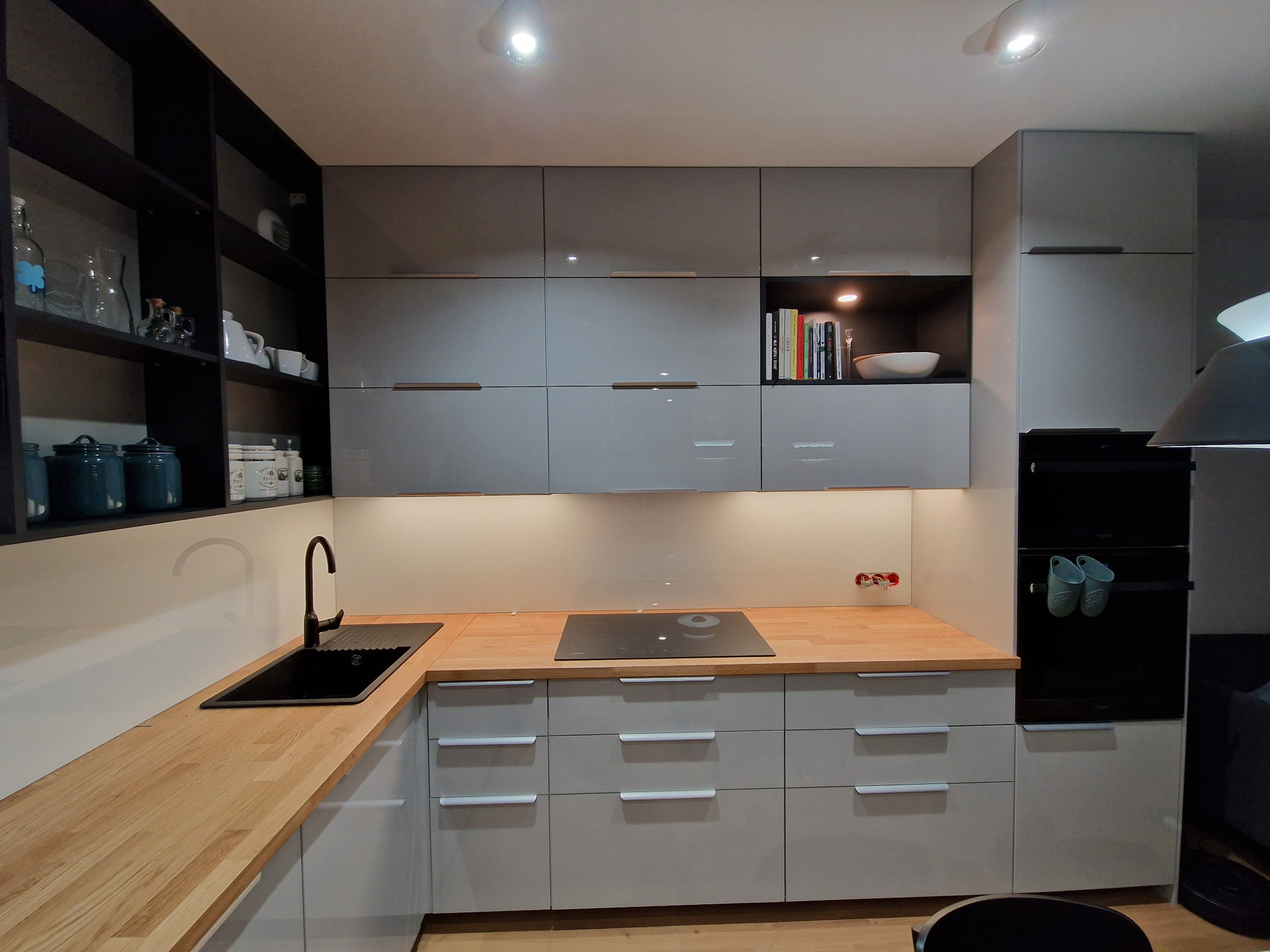 Kuchnia lakierowana z blatem drewnianym