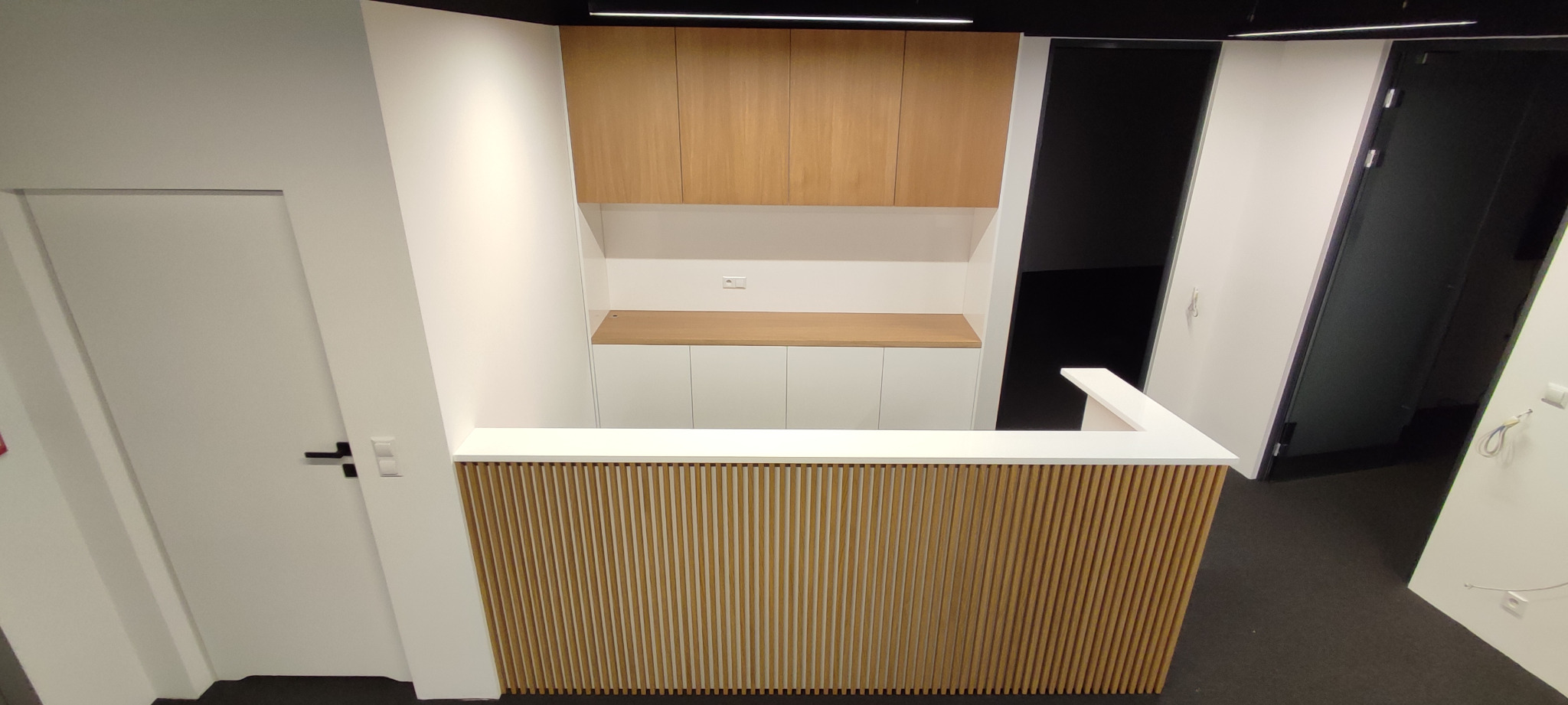 Recepcja fornirowana i lakierowana z frontem z lameli