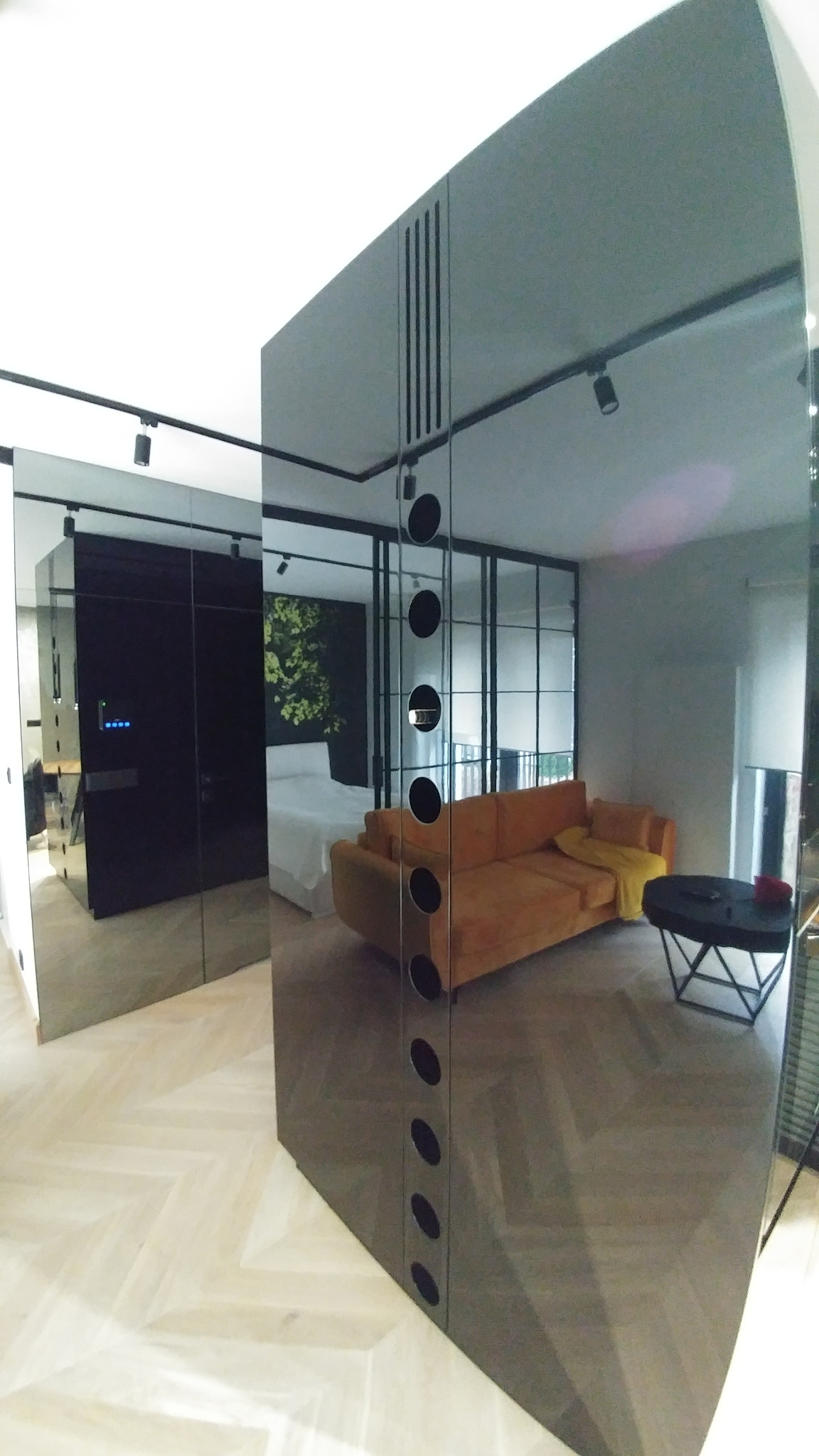 Ściana lakierowana (czarny połysk) z szafką na wino oraz frezowaną wentylacją