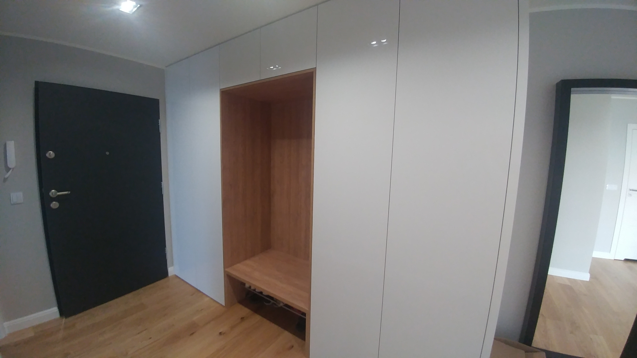 Szafa lakierowana z siedziskiem