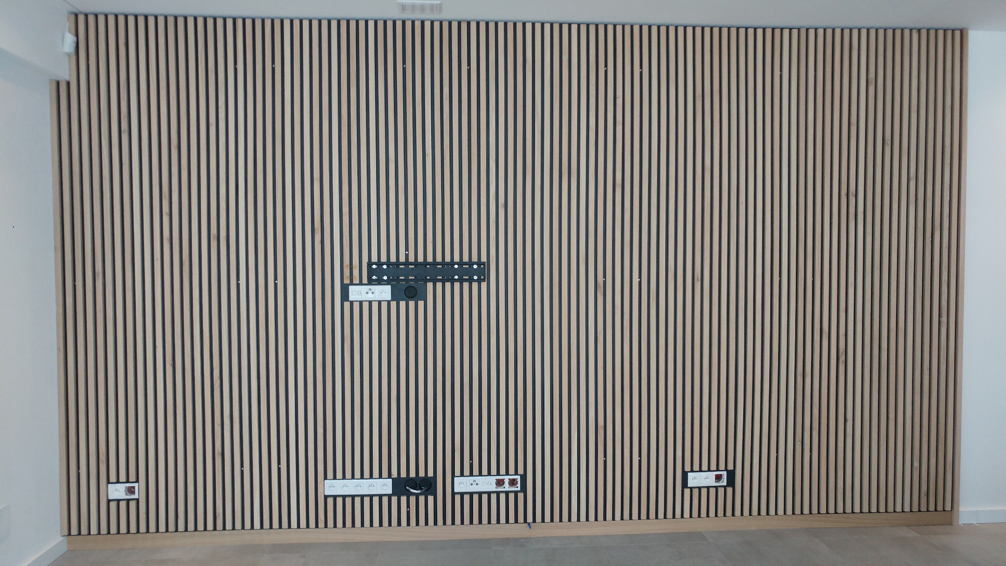 Ściana TV z lamelami