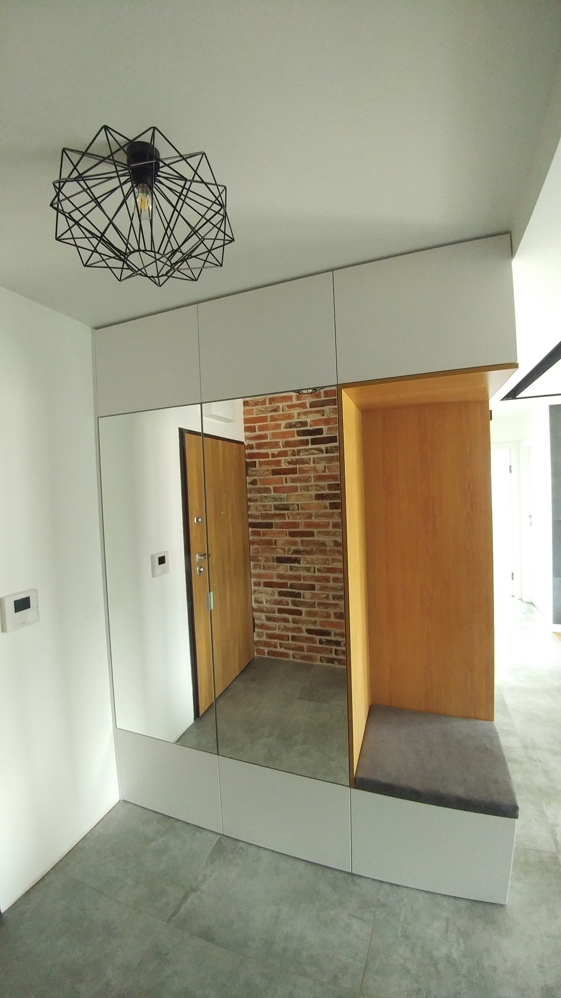 szafa z siedziskiem i lustrzanym frontem