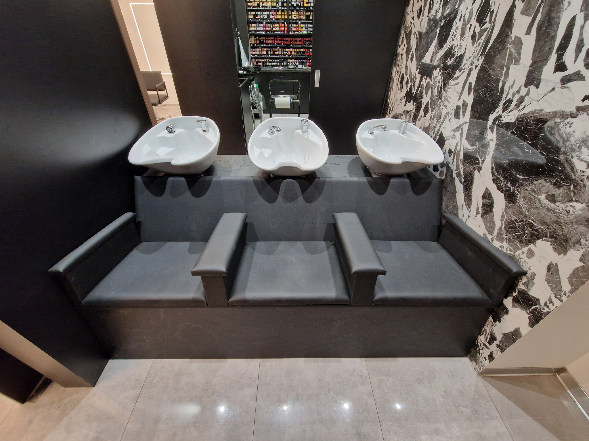 Salon fryzjerski, zabudowa z płyt HPL z tapicerowanymi siedziskami