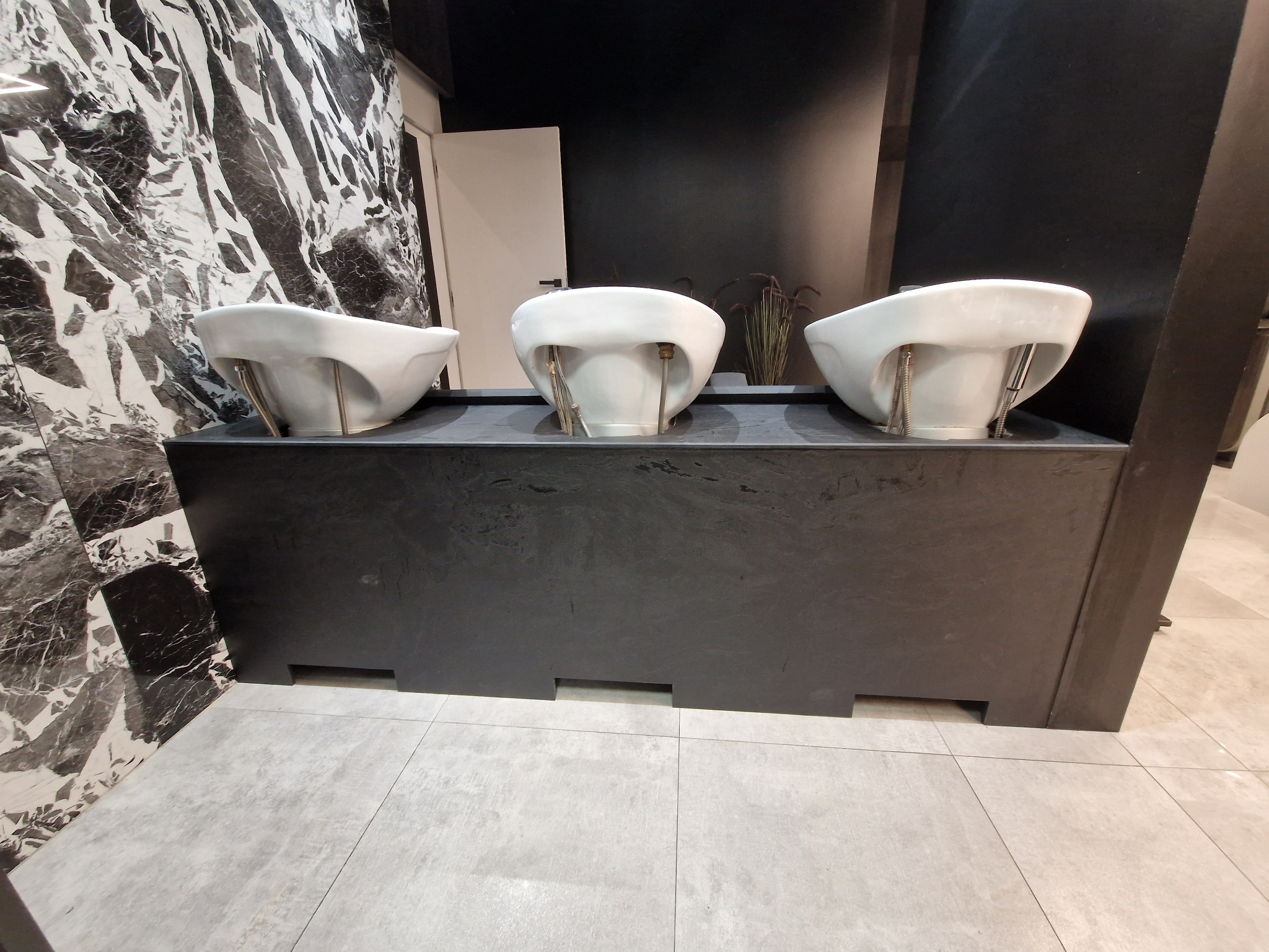 Salon fryzjerski, zabudowa z płyt HPL