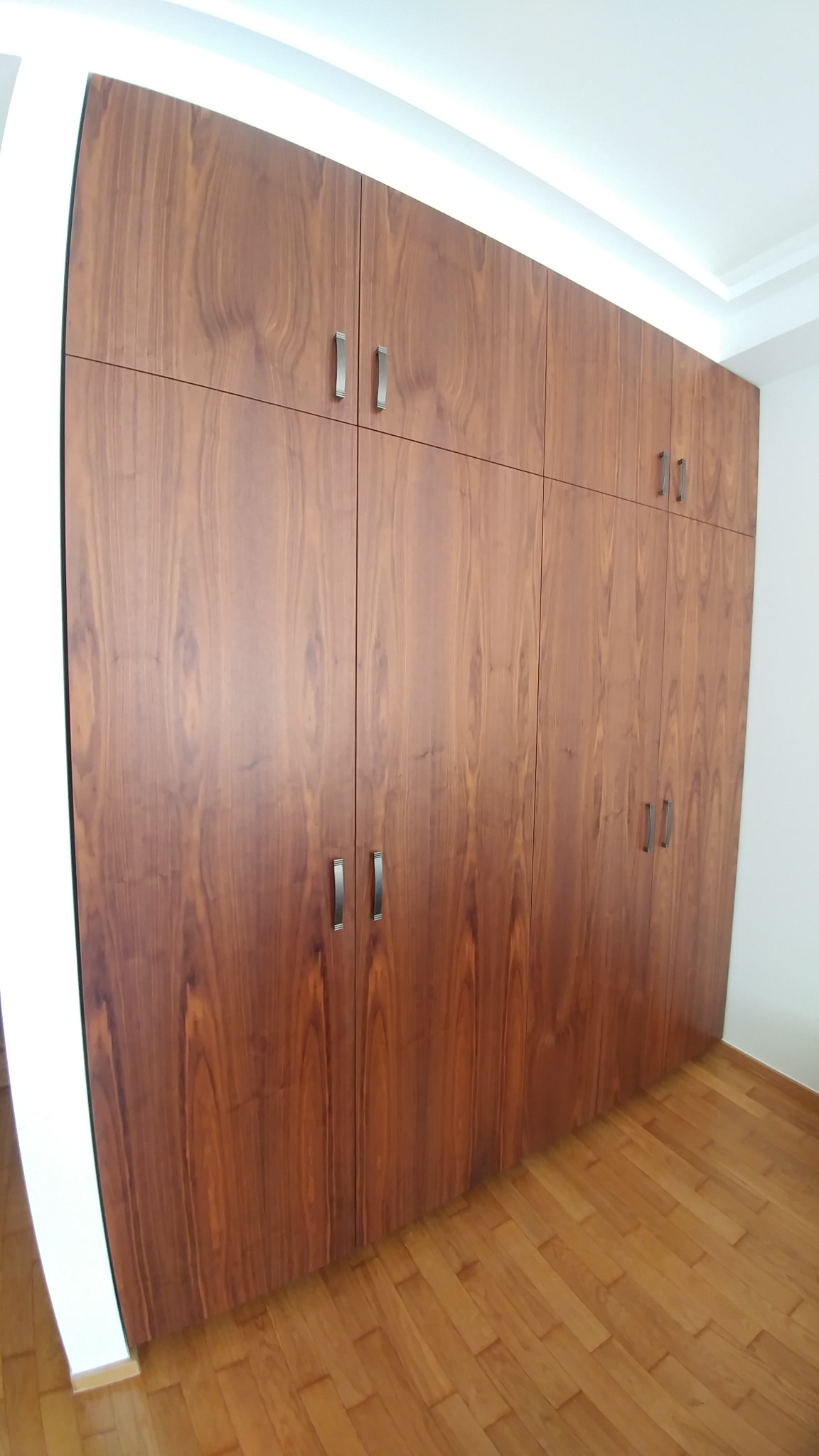 Szafa fornirowana z systemem Wingline