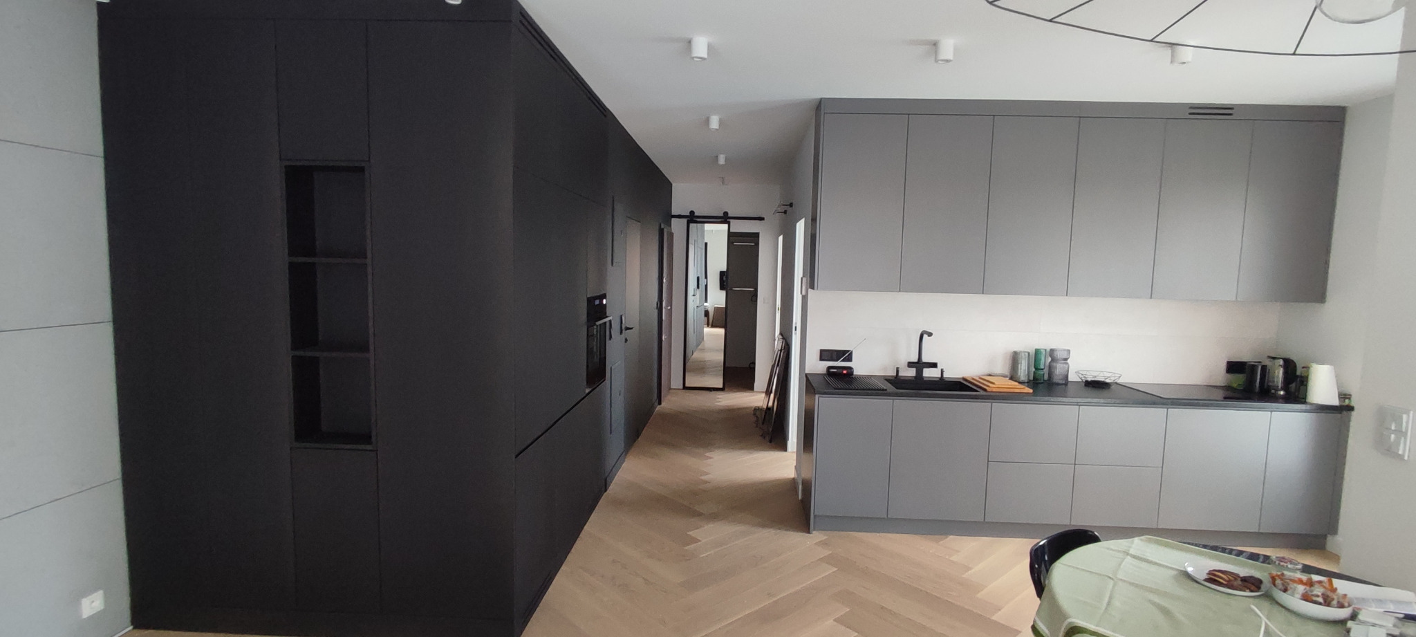 Kuchnia lakierowana wraz z zabudową fornirowaną na AGD