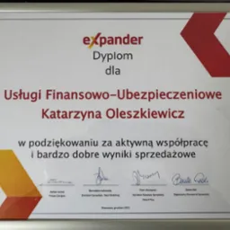 Dyplom Expander dla Katarzyny Oleszkiewicz za aktywne współdziałanie i bardzo dobre wyniki sprzedażowe usług finansowo-ubezpieczeniowych, z podpisami Adriana Jarosza, Bernadety Jadowskiej, Piotra...