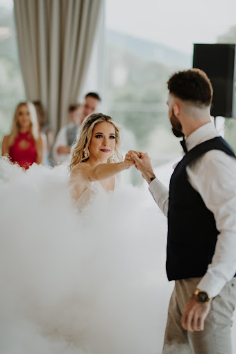 Para młoda podczas pierwszego tańca w chmurze dymu na sali weselnej, widoczny fragment nagłośnienia.