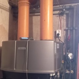 Zamontowana pompa ciepła na ciepłą wodę użytkową 