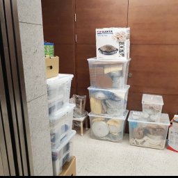 Jesteśmy firmą przeprowadzkową oferującą kompleksowe usługi transportowe dla klientów indywidualnych oraz firm. Specjalizujemy się w przeprowadzkach mieszkań, domów, biur oraz lokali użytkowych – zarówno na terenie miasta, jak i w całej Polsce 