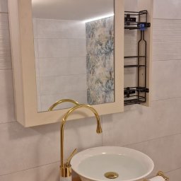 ARETE Sylwia Konieczna - Nietypowa zabudowa łazienki z koszem cargo ukrytym za lustrem.