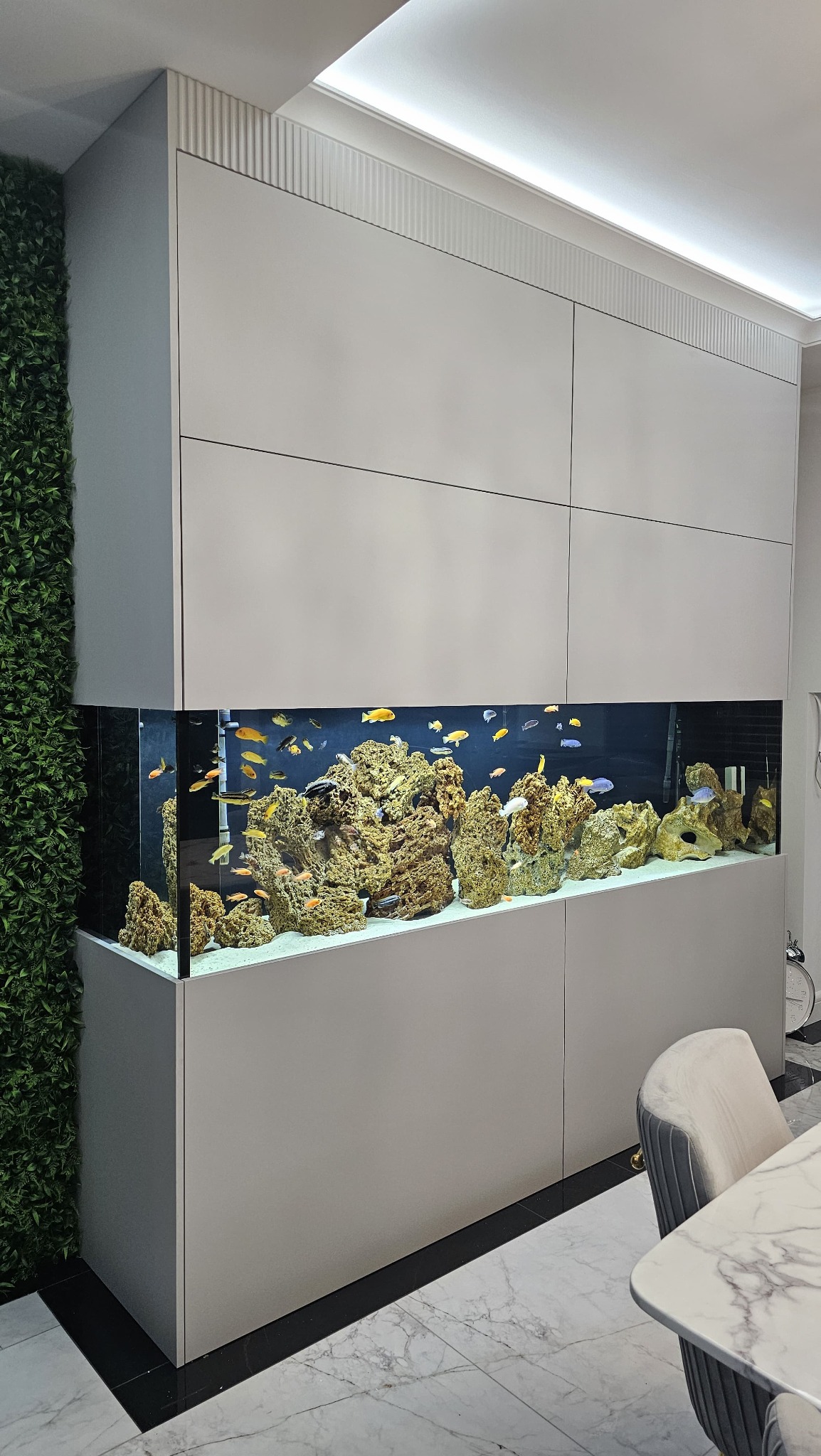 Zabudowa akwarium wykonana z materiału odpornego na działanie wilgoci.
