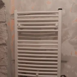Montaz grzejników przed płytkami
