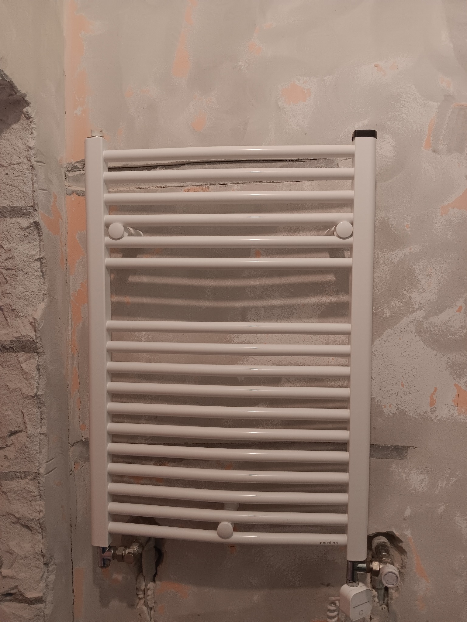 Montaz grzejników przed płytkami