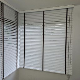 żaluzje drewniane o szerokosci lameli 5 cm, drabinka tasmowa