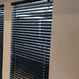 żaluzje aluminiowe o szerokosci lameli 5 cm, sterowane recznie 