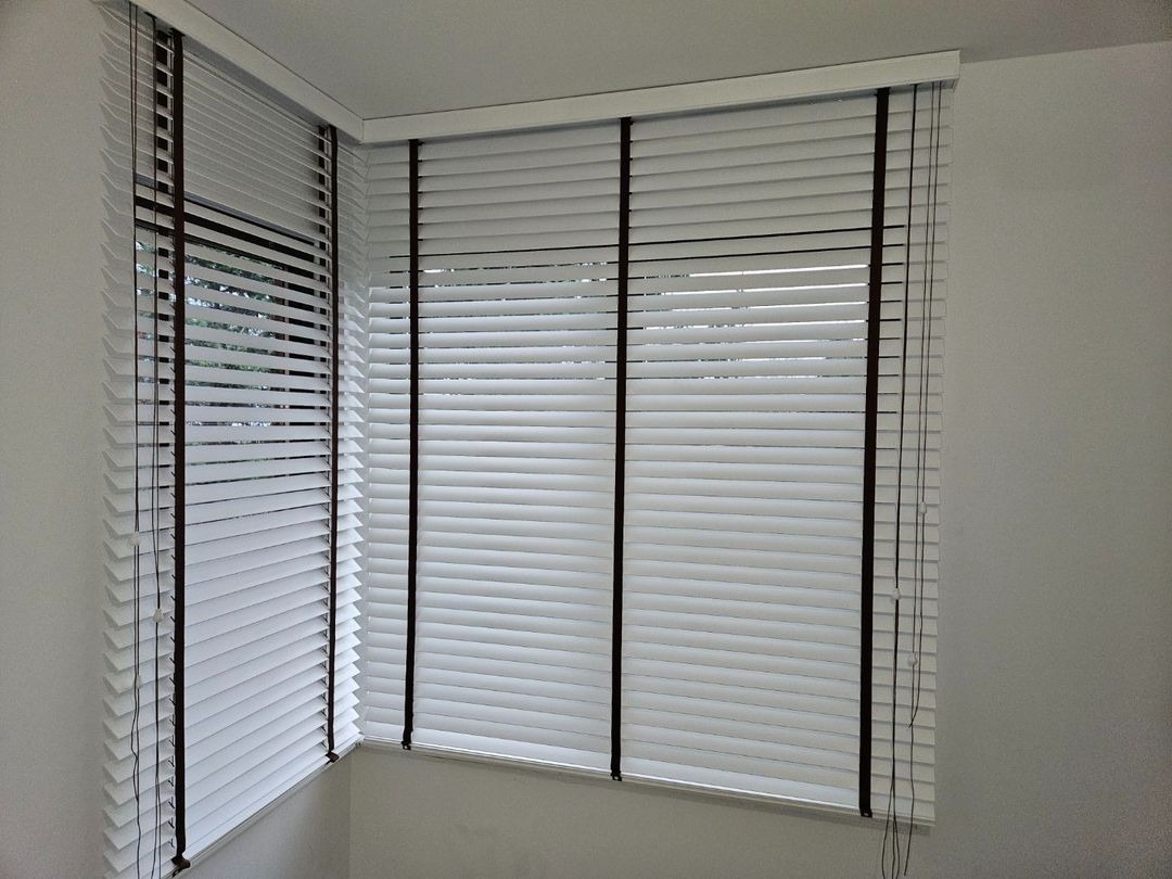 żaluzje drewniane o szerokosci lameli 5 cm, drabinka tasmowa