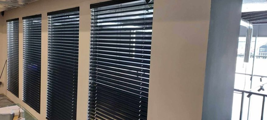 żaluzje aluminiowe o szerokosci lameli 5 cm, sterowane recznie