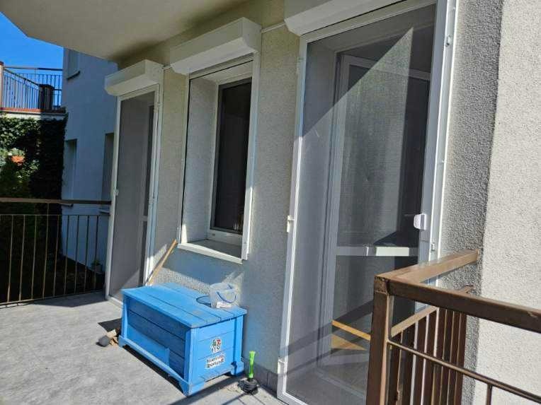 rolety zewnetrzne, montaz natynkowy w kolorze białym, sterowanie elektrycznie.