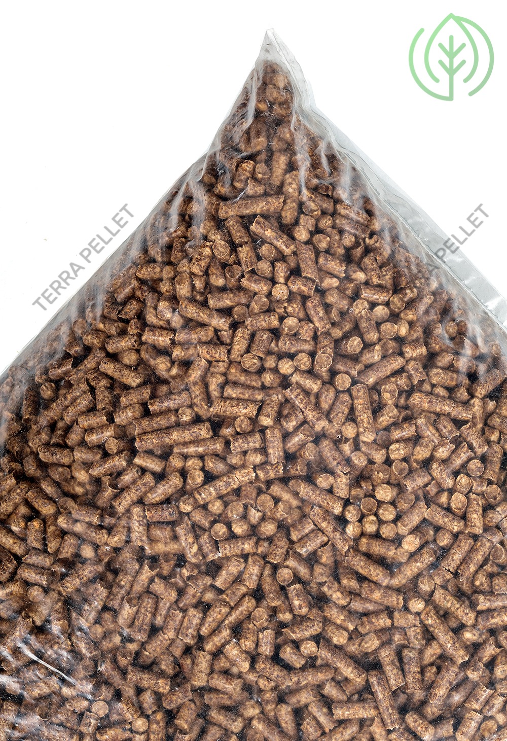 Wypełniony pelletem przezroczysty worek z nadrukowanym logo producenta w prawym górnym rogu, ukazujący strukturę i kolorystykę materiału opałowego.