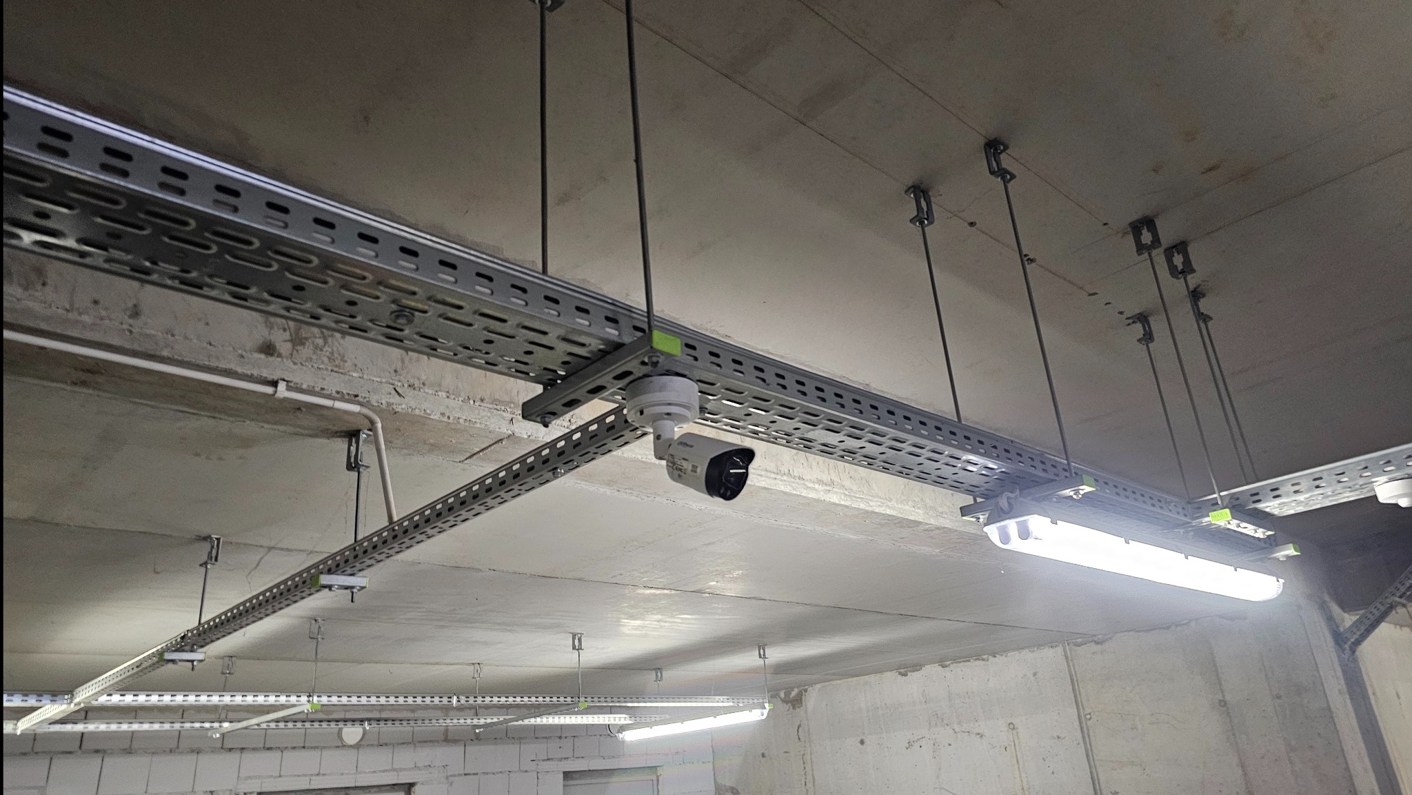 Kamera na parkingu podziemnym