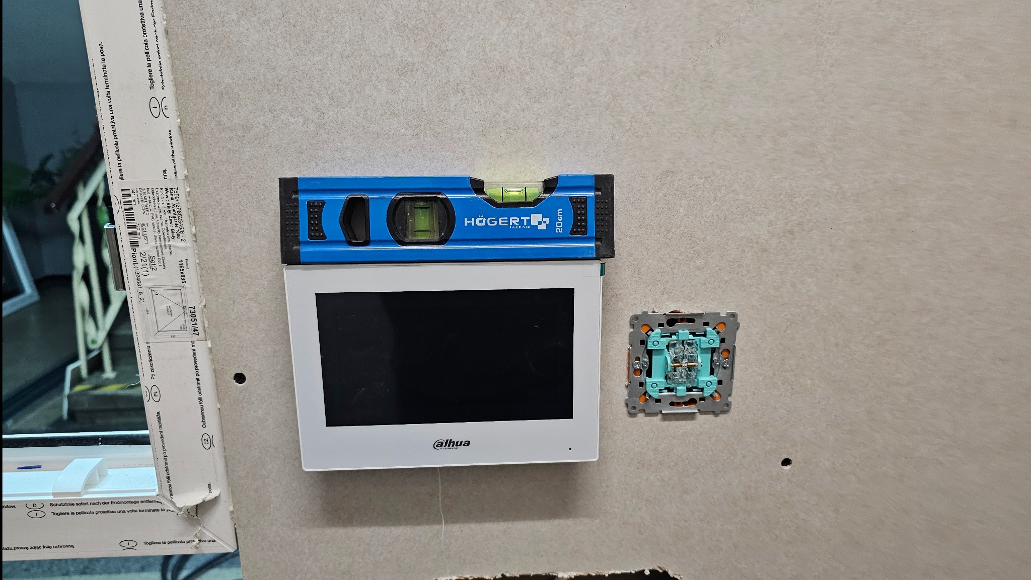 Monitor systemu wideodomofonu DAHUA wraz z przyciskiem otwarcia (portiernia szkoły)