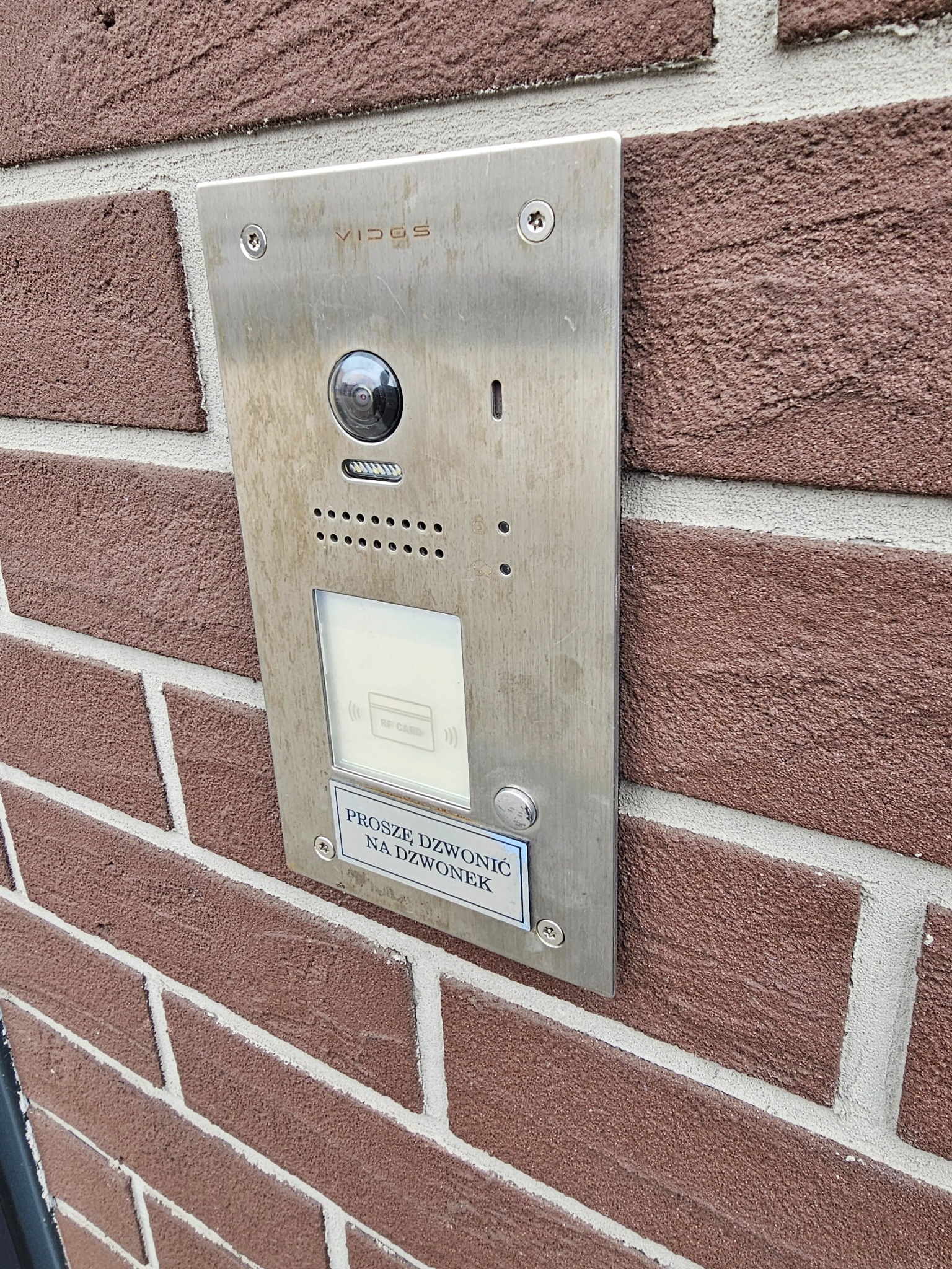 Montaż podtynkowy panelu wideodomofonu