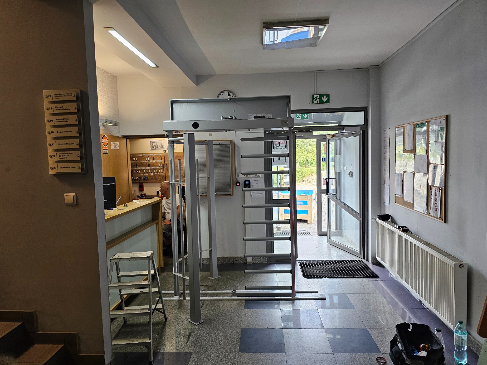 Montaż bramownicy kontroli dostępu