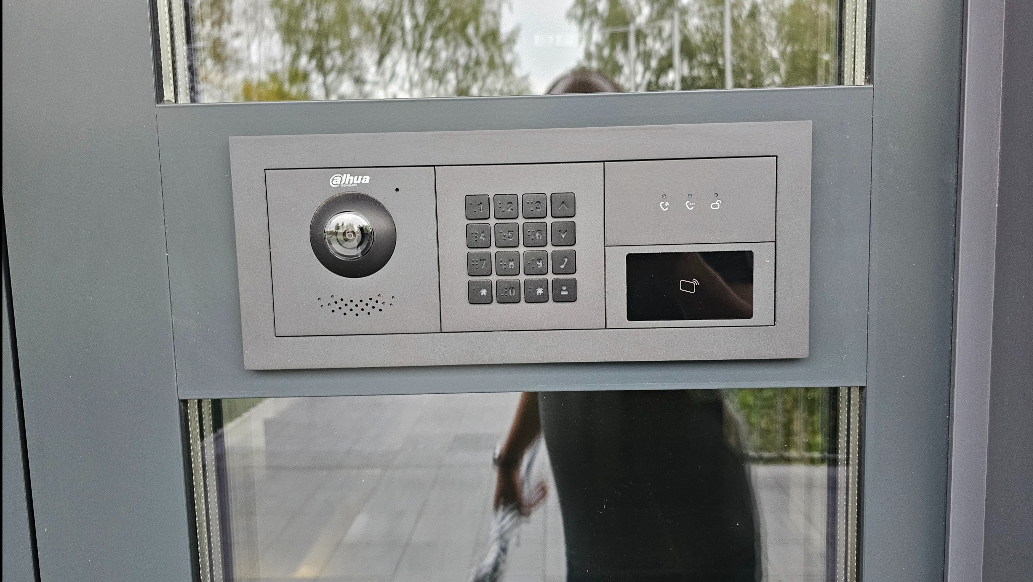 Montaż wideodomofonu na biurowcu