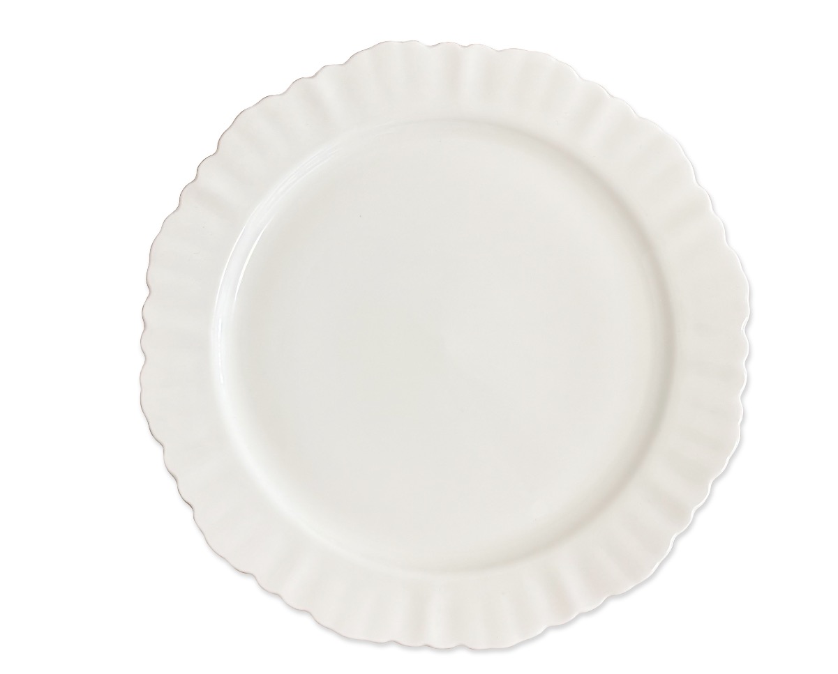 Elegancki, biały talerz z falistym brzegiem, idealny do prezentacji dań na przyjęciach i uroczystościach. Minimalistyczny design, czyste tło.