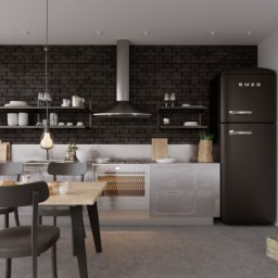 HAN architecture studio - Nowoczesna kuchnia z czarną ceglaną ścianą, srebrnymi szafkami i czarną lodówką SMEG, oświetlona wiszącymi lampami nad drewnianym stołem z szarymi krzesłami.