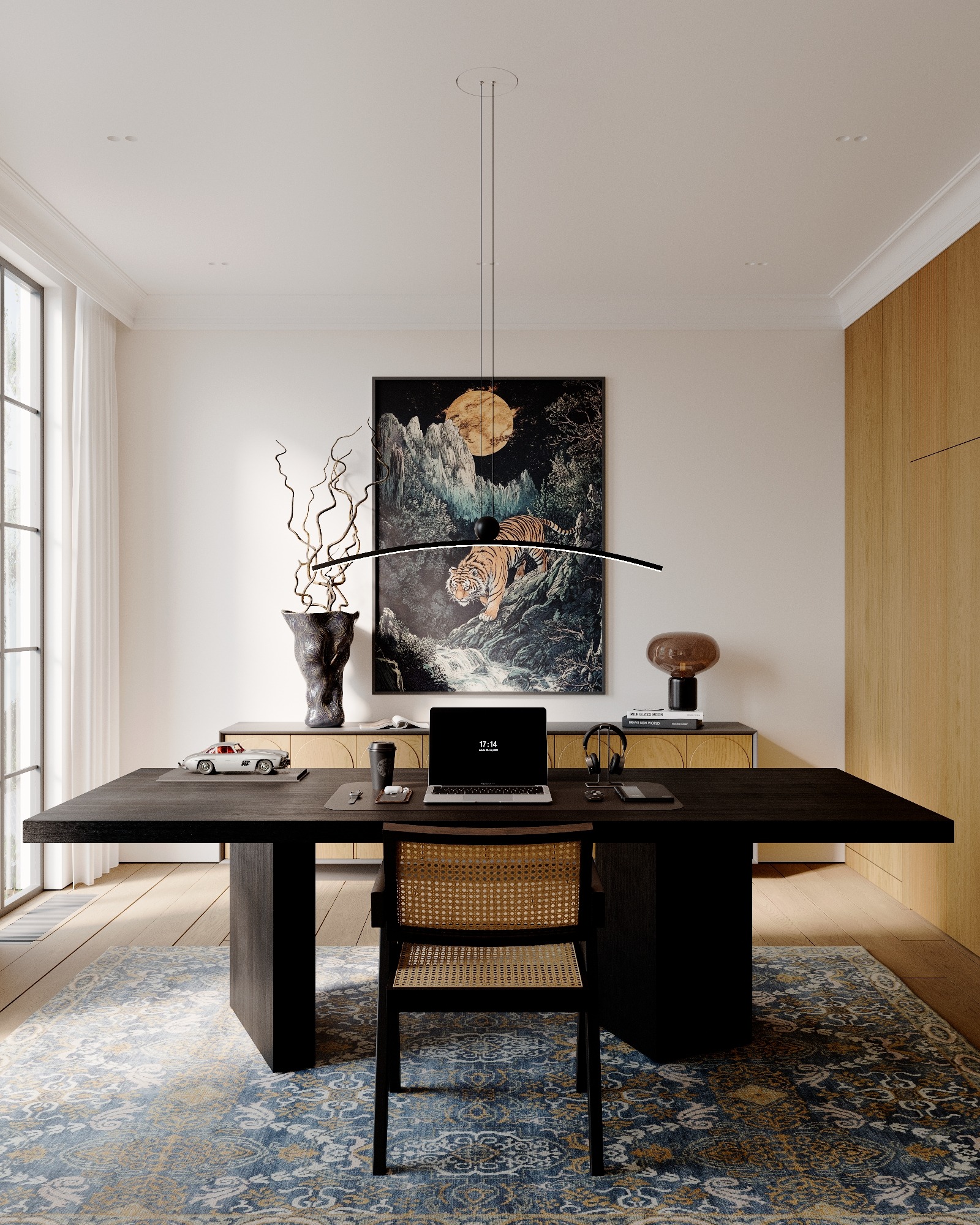 Nowoczesne biuro domowe z ciemnym, drewnianym biurkiem, rattanowym krzesłem, laptopem, lampą wiszącą łukową i obrazem z motywem tygrysa na ścianie.