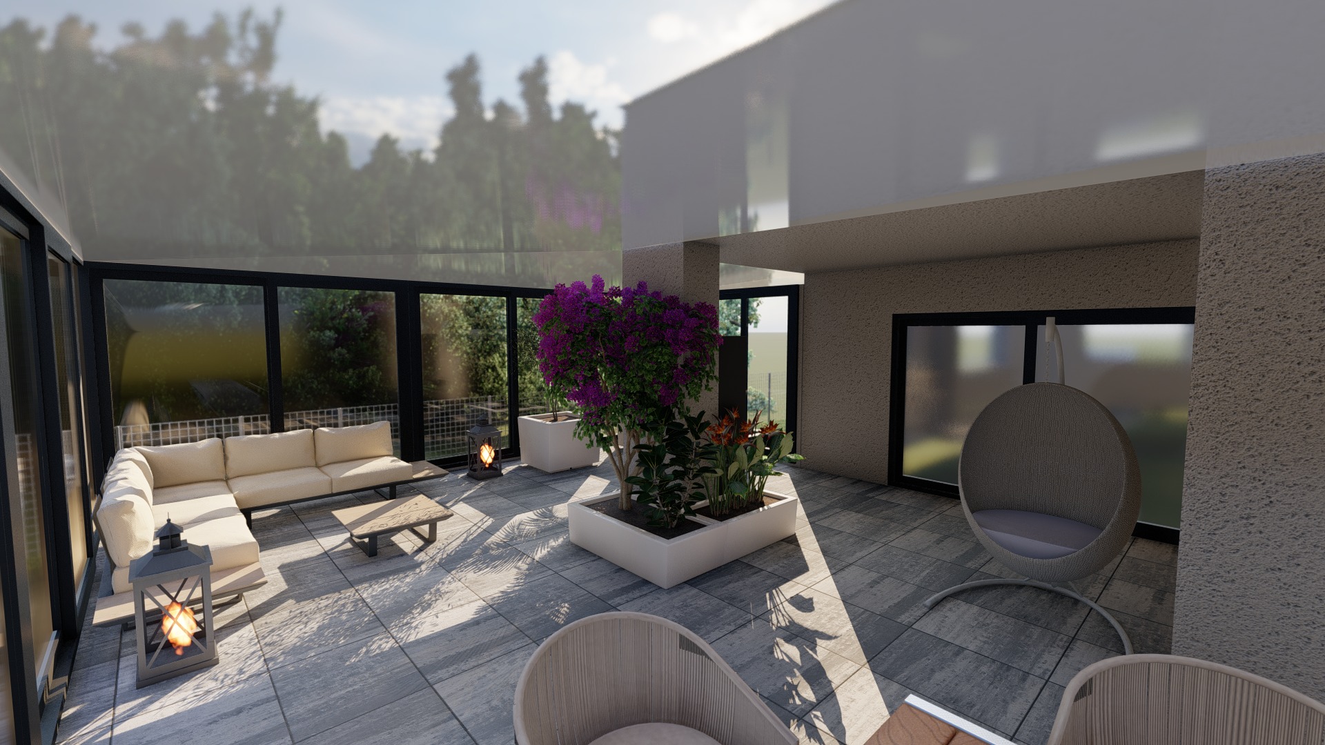 Zadaszony taras z narożną sofą, lampionami, stolikiem kawowym, wiszącym fotelem i roślinami w białych donicach, oświetlony promieniami słońca.