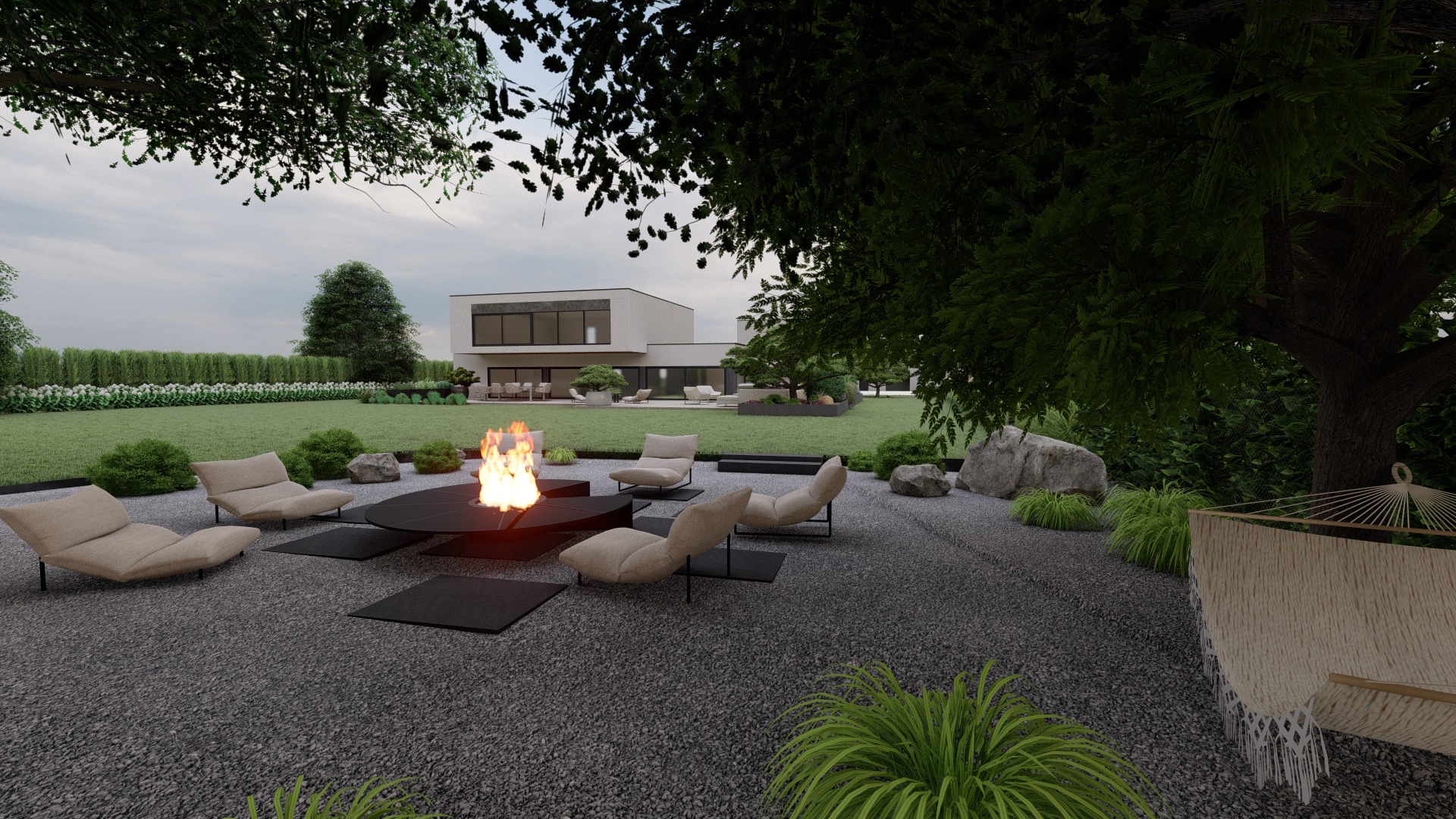 Nowoczesny ogród z paleniskiem otoczonym leżakami i hamakiem, minimalistyczny dom w tle, aranżacja z kamieni i roślin ozdobnych.