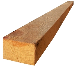 Krawędziak z jasnego drewna iglastego, widoczne słoje, przekrój kwadratowy, ostre krawędzie, na białym tle.