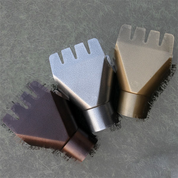 Trzy rynny dachowe PRESTIGE w odcieniach brązu, srebra i złota, zaprezentowane na teksturowanym tle.