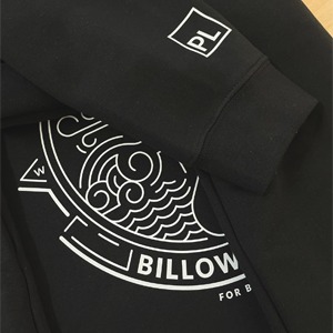 Czarna bluza z białym, geometrycznym nadrukiem z motywem fali i napisem 'BILLOW for B' oraz logo 'PL' na rękawie.