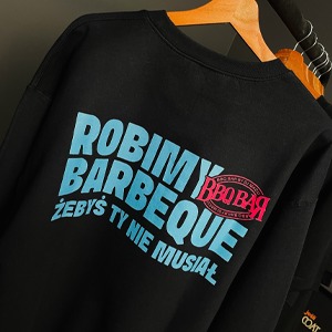 Czarna bluza dresowa z dużym, wielokolorowym nadrukiem 'ROBIMY BARBEQUE żebyś TY NIE MUSIAŁ' oraz stylizowanym logo 'BBQ BAQ' w kolorach różowym i niebieskim, wisząca na drewnianym wieszaku.