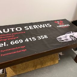 Kolejna realizacja dla warsztatu samochodowego. Wyraziste kolory i solidne wykończenie sprawiają, że reklama jest widoczna i estetyczna w każdych warunkach. 