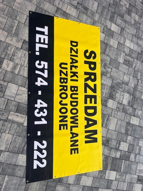 Baner ogłoszeniowy SPRZEDAM - czytelny projekt w żółto-czarnej kolorystyce z oczkowaniem.